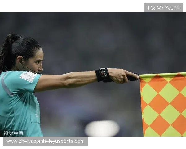 足球边裁旗操作是否在越位判罚中直接影响裁判判定的准确性